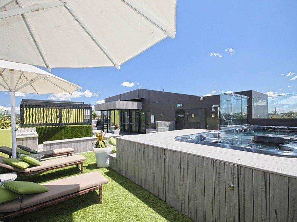 이스트우드 아파트 브리즈번 외부 사진 The rooftop spa at the hotel