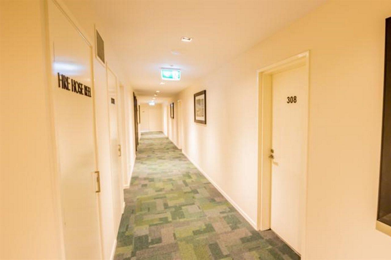 이스트우드 아파트 브리즈번 외부 사진 A typical corridor at the University of Kent