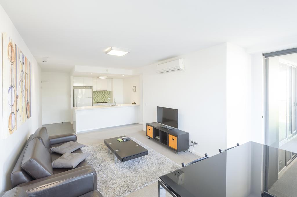 이스트우드 아파트 브리즈번 외부 사진 A living room in a typical apartment