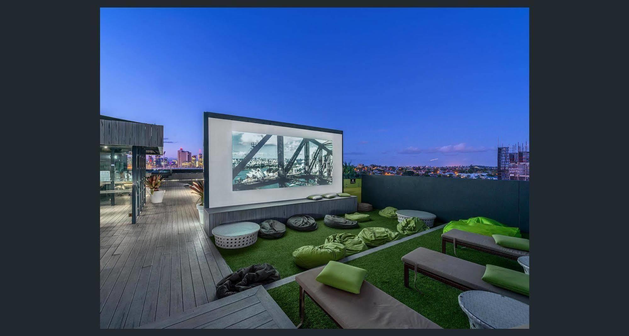 이스트우드 아파트 브리즈번 외부 사진 Rooftop movie theater
