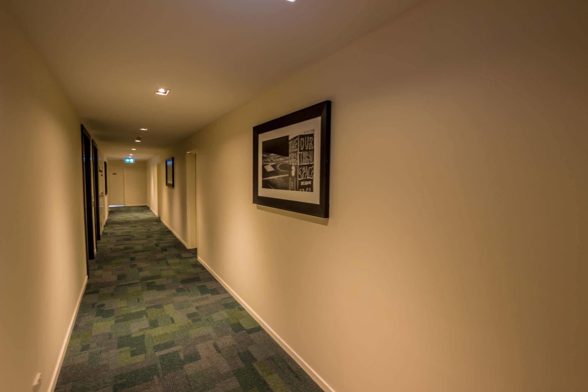 이스트우드 아파트 브리즈번 외부 사진 A typical corridor